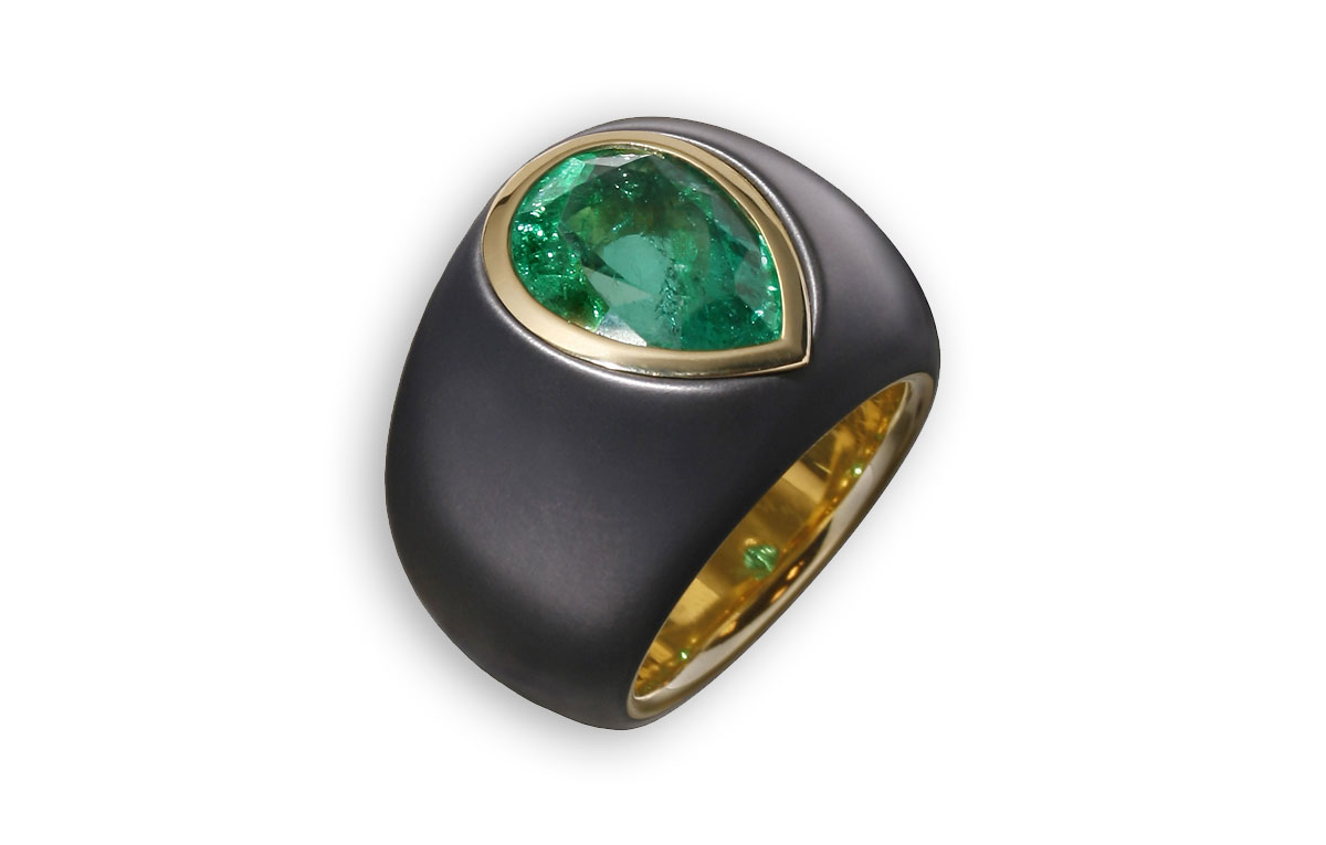 Smaragd Ring Eisen brüniert mit Gelbgold in Hamburg und Sylt kaufen bei Juwelier Wilm