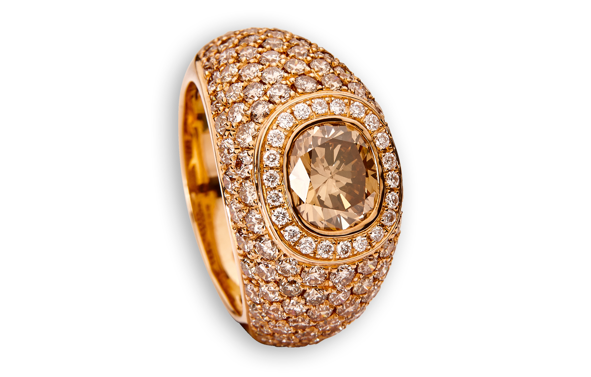 Diamantring aus Rotgold mit braunen und weißen Diamanten. Erhältlich bei Juwelier Wilm, Ballindamm Hamburg