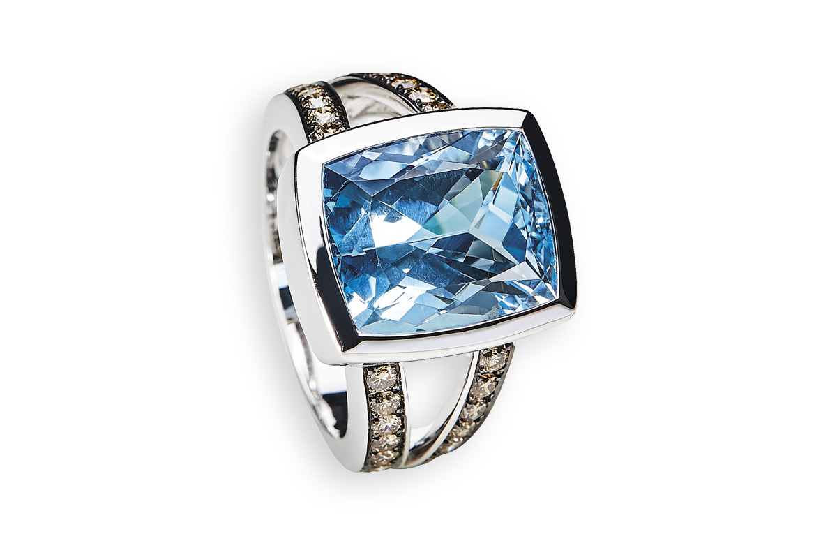 Blautopas Ring mit Weißgold Diamanten in Hamburg kaufen, bei Juwelier Wilm, Ballindamm 26