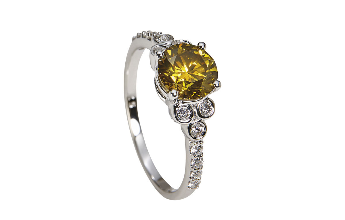 Weißgold Diamant-Ring mit farbigem Diamanten in Hamburg kaufen, bei Juwelier Wilm, Ballindamm 26
