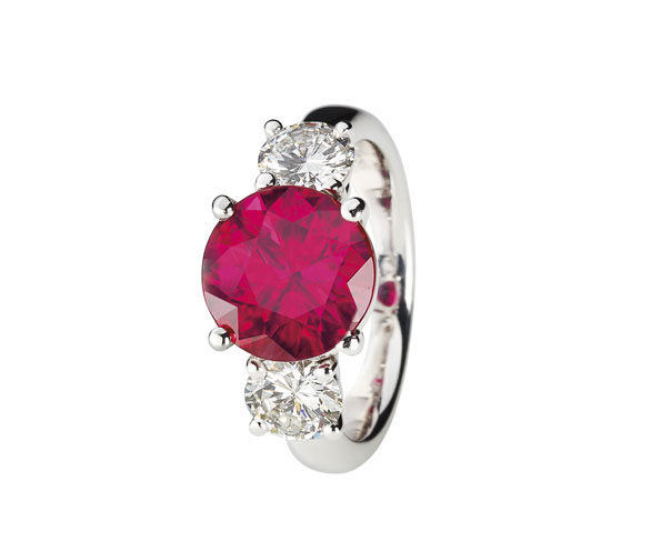 Rubin-Ring Burma Rubin mit Diamanten in Hamburg kaufen, bei Juwelier Wilm, Ballindamm 26