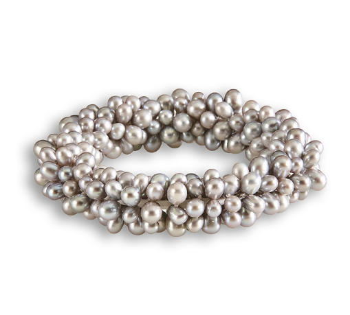 Armband aus grauen Perlen